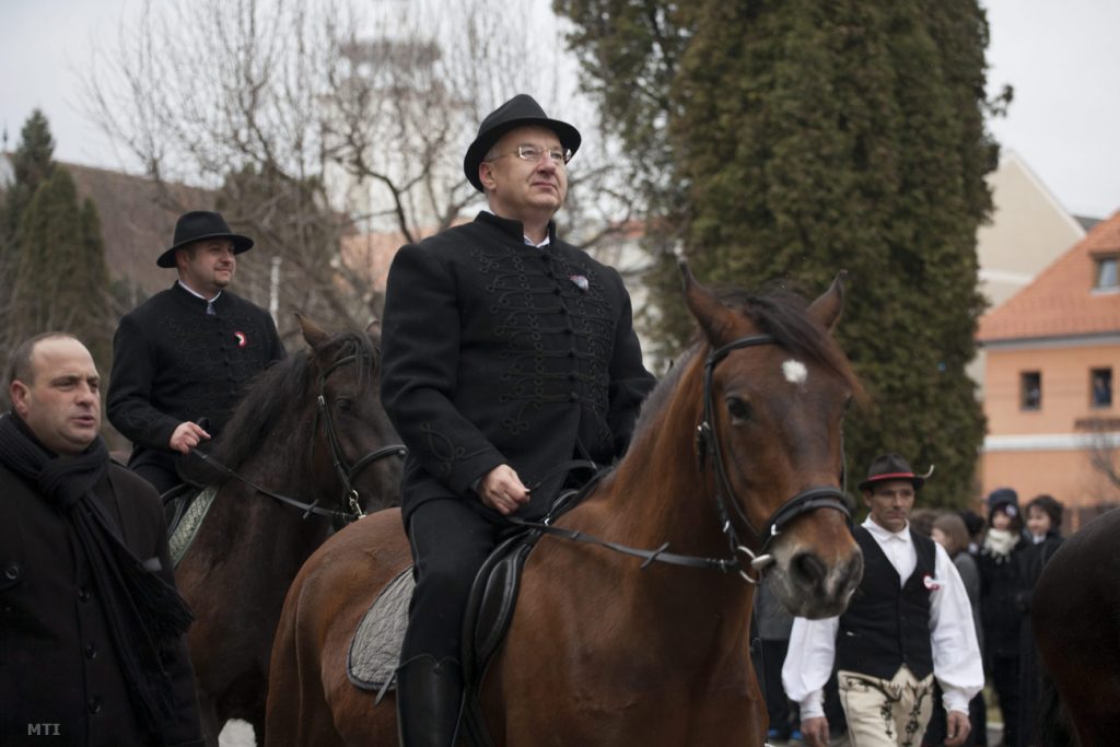 Semjén Zsolt huszár-hagyományőrzőkkel vonul be Kézdivásárhely főterére 2013 március 15.-én. A háttérben Olosz Gergely képviselő látható. Fotó: MTI